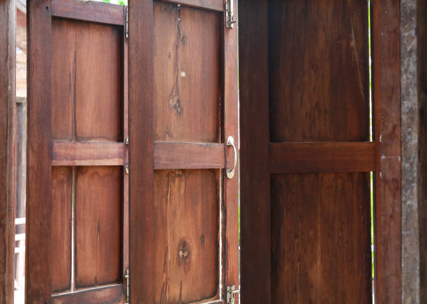 Процесс покраски деревянной двери для обновления интерьера