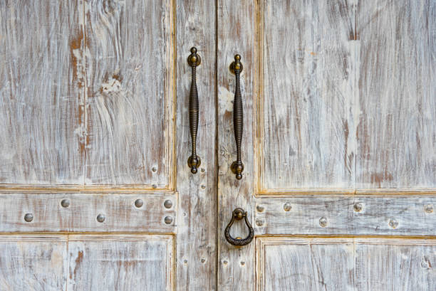 Мастер обновляет старую деревянную дверь в стиле винтаж